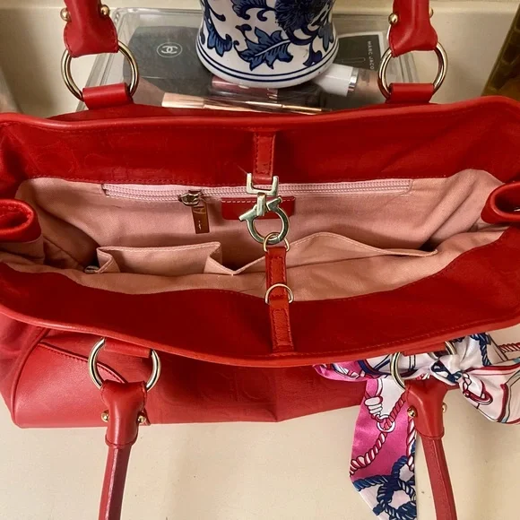 Salvatore Ferragamo Red Gancini Embossed
Shoulder Bag - Picture 3 of 13
